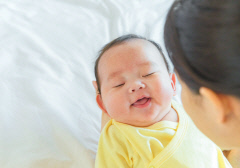 [금쪽같은 내 아기 육아상식] (상) 붉게 물든 기저귀, 암녹색 태변…신생아에겐 자연스러운 현상