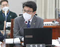 與 