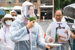 [포토뉴스] 대구 취수원 안동댐 이전 반대 기자회견 '녹조물 마시는 퍼포먼스'