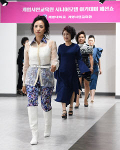 [포토뉴스] 시니어 모델들의 런웨이