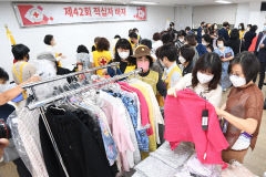 [포토뉴스] 북적이는 '제42회 적십자 바자' 현장판매장