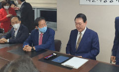 홍준표 대구시장, 대구 온 윤석열 대통령에게 신공항 등 '6개 현안' 건의