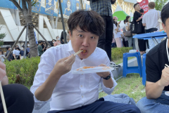 [단독] 이준석 '떡볶이 페스티벌' 깜짝 방문…