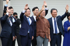 이재명 당 대표 첫날  양산 평산마을 문 전대통령 예방...윤 대통령과 영수회담 재차 요청