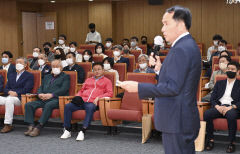 최원일 천안함 함장, 경북도청 찾아 