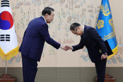 尹 검찰총장·공정위원장 임명안 재가…與 