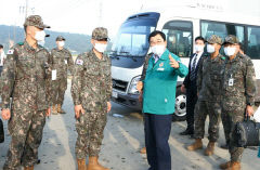 박정환 육군참모총장, 경주에서 수해 피해 복구 나선 장병 격려