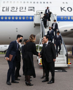 윤대통령 영국·미국·캐나다 순방 동행취재기①…비행시간으로 대부분 보낸 첫날
