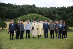 [포토뉴스] 당권 도전 안철수, 영주 순흥안씨 추원단 찾아 참배 후 기념촬영