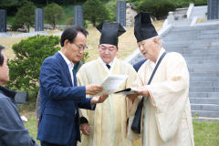 [포토뉴스] 박남서 영주시장, 영주 찾은 안철수 의원에게 '회헌 안향 선생' 기리는 사업 설명