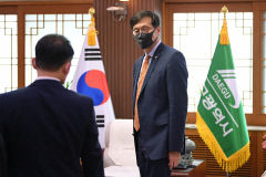 [단독] 홍준표 대구시장·이창용 한국은행 총재, 대구시청서 '반짝 만남'…왜?