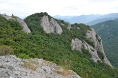 [최원식의 산] 억산(億山 944ｍ) 경남 밀양·경북 청도 경계...거대한 암벽 위의 '억산' 정상...정면엔 운문산, 뒤편엔 줄지어 선 영남알프스 연봉들