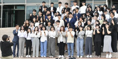[포토뉴스] 졸업앨범 담길 단체 졸업 사진도 자유롭게 찍어요~