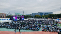 완전한 일상회복 기대감…야외 마스크 해제 후 첫 대구 대형 콘서트 '북적'