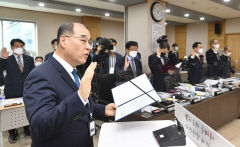 [포토뉴스] 국정감사에 출석해 선서하는 홍원화 경북대총장