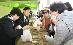 [포토뉴스] 지역 특산물 판매하는 이남철 고령군수