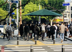 기온 '뚝'...코트·경량패딩 꺼내 입은 대구시민들