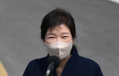 朴 전 대통령, 박정희 전 대통령 서거 43주기 앞두고 묘소 참배
