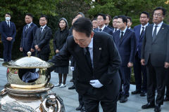 TK·보수 결집 행보? 尹대통령, 박정희 전 대통령 서거 43주기 하루 전 참배