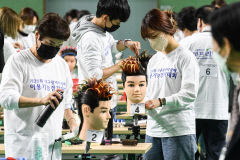 [포토뉴스] '제29회 대구시장배 이용기능 경기대회' 집중하는 참가자들