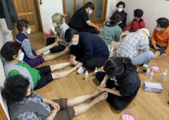 경북도립대 보건미용과 학생, 지역 경로당 방문해 어르신 손과 발 관리 자원봉사활동