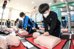 [포토뉴스] 생명을 살리는 힘, CPR 교육받는 초등생들