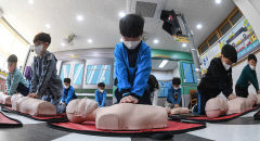 [포토뉴스] '4분의 기적' CPR 익히는 초등생들