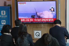 북한 3차례 무차별 미사일 발사, 100발 포병 사격도