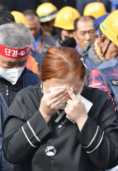 [포토뉴스] 진상 조사 호소하며 눈물 흘리는 대구 두류동 추락사 유족