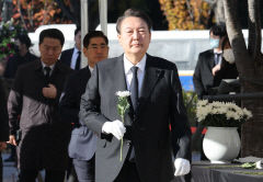 윤 대통령 국정 지지율 이태원 참사 이후 소폭 하락