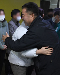 [포토뉴스] 생환 광부 가족과 포옹하는 구조현장 책임자