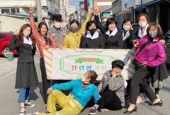 [포토뉴스] 복고풍 의상 입고 거리 행진 나선 ‘이색 수료식’