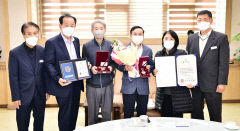 문경시, 6·25 전사자 김동수·인진영 유족에 무공훈장 전달
