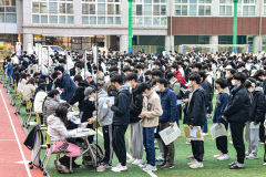 [포토뉴스] 수능 수험표 배부 받는 수험생들