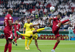 [카타르 월드컵] 에콰도르, 개막전 카타르 2-0 완파…개최국 무패 전통 깨졌다