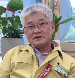 유시일 문경시 행정복지국장 시집 '흔적' 펴내