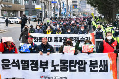 [포토뉴스] 화물연대 파업 지원 위해 '총력투쟁대회'하는 민주노총 대구본부