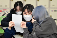 [포토뉴스] 수능 성적표 배부 받은 대구 경북여고 수험생들