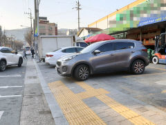 [人道를 돌려주세요] 우리 동네 가게 앞 인도는 '상가 주차장'