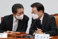68개월 만에 민주당 복당한 박지원 전 국정원장