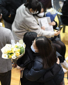 [포토뉴스] 마스크 3년 고교생활 마무리짓는 '대면 졸업식'