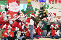 [포토뉴스] 아이들 웃음 넘치는 성탄절