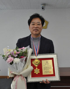 경북도의회 이춘우 기획경제위원장, 활발한 입법활동으로 '국제자원봉사총연합회 봉사대상'