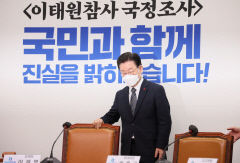 신년 통합행보 이어가는 이재명…김대중·노무현 전 대통령 참배 후 文 예방
