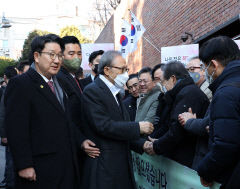 특별사면된 MB, 4년 6개월 만에 논현동 자택 귀가…이재오·권성동·윤한홍 등 친이계 예방