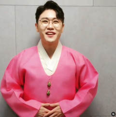 '한복이 잘 어울리는 스타' 1위 영탁, 2위 송가인의 한복자태