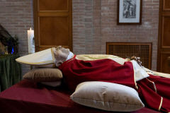 교황제의 입은 베네딕토 16세 시신 사진 공개