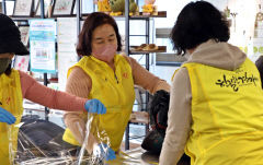 주낙영 시장 배우자 김은미씨, 외국인 근로자 외투 나눔 현장서 봉사활동