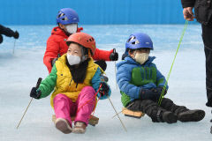 [포토뉴스] 빙판에서 전통썰매 타는 아이들