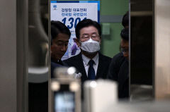 이재명, 제1야당 대표 첫 검찰 출두…
